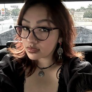 Meet your Posher, Caroleena